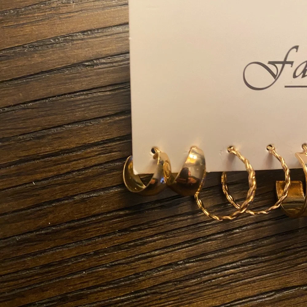 NEW fashion earrings set.